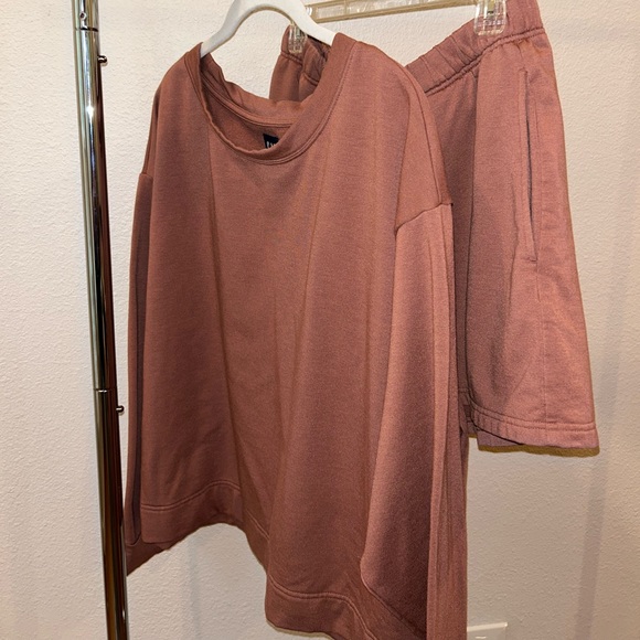 Gap Sweatshirt and Sweat Short Set - Picture 1 of 7